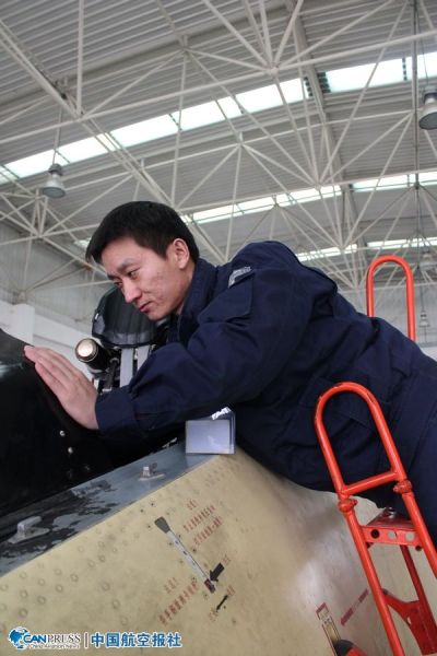 中國(guó)“航母style”第一人，中航工業(yè)試飛中心飛行部機(jī)務(wù)二大隊(duì)黨支部副書記兼副大隊(duì)長(zhǎng)沈意。