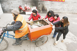 　■熱心人士幫大媽推車。 　
