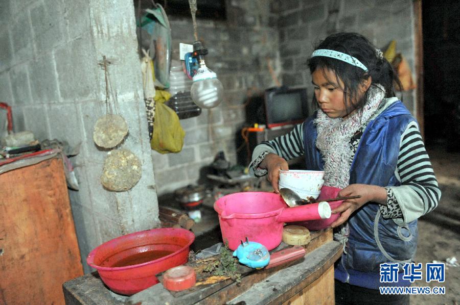 （中國網(wǎng)事·感動(dòng)2013）（4）“最堅(jiān)強(qiáng)留守女童”：9歲撐起一個(gè)家　