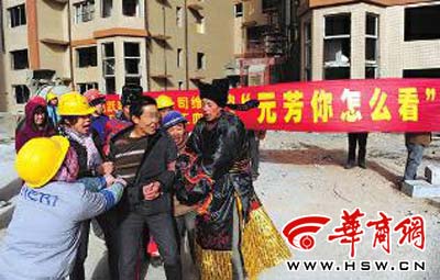 昨日，農(nóng)民工們拉著勞務(wù)公司經(jīng)理要錢(qián)，經(jīng)理說(shuō)是甲方一直沒(méi)有支付進(jìn)度款項(xiàng)，他也討要了多次 本報(bào)記者葉原攝