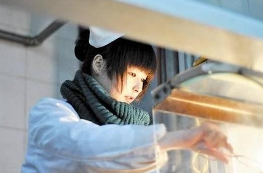 華中師大東二食堂的一名22歲女服務員則因外貌清純似10余歲的少女，周邊高校大學生稱為“華師萌廚娘”。