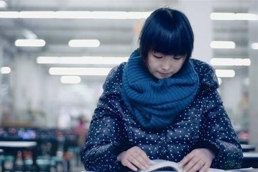 空閑時(shí)間，易丹喜歡靜靜地看書(shū)。