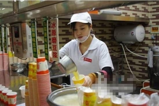 華中科技大學武昌分校的貼吧中，關于該校西區(qū)食堂一樓豆?jié){店的一位女店員的討論帖十分火爆，學子稱她“比豆?jié){還白”“極品妹子”，甚至贊她是“豆?jié){西施”，清純程度不亞于“奶茶妹妹”。