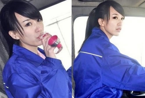 最美司機(jī)“藍(lán)領(lǐng)妹”：美女就是美女，簡單的藍(lán)色工作服照樣時(shí)尚性感，相貌清純，扎著干練的馬尾，這就是最美司機(jī)“藍(lán)領(lǐng)妹”。 