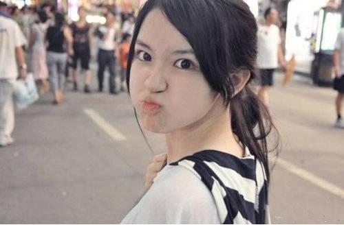 自稱“廈門外國語學(xué)院?；ā钡呐绥嫱瑢W(xué)，直接打出了“用其可愛清麗的容貌氣質(zhì)挑戰(zhàn)奶茶妹妹”的口號，一時間，這一組所謂的“廈門外國語學(xué)院?；ㄅ绥妗钡恼掌诰W(wǎng)絡(luò)躥紅，許多微博轉(zhuǎn)載，引發(fā)了眾多網(wǎng)友的圍觀與熱議。