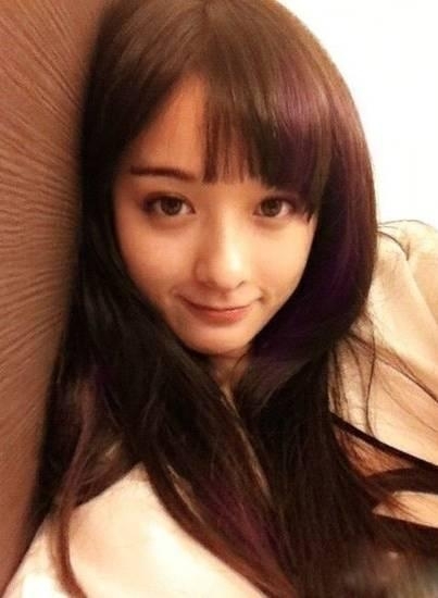 成都大學(xué)校花，人人上一組照片被網(wǎng)友瘋傳走紅網(wǎng)絡(luò)，繼后參加快樂女聲，麥克達(dá)人甜蜜派歌唱比賽，2009年快樂女聲四川直通區(qū)50強(qiáng)。被著名音樂人朱樺譽(yù)為：“弱小身軀，卻又有令人動(dòng)容的唱功”公主小環(huán)的女歌手。