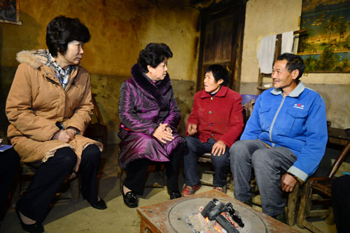 1月16日，全國(guó)人大常委會(huì)副委員長(zhǎng)、全國(guó)婦聯(lián)主席陳至立，全國(guó)婦聯(lián)副主席、書記處書記陳秀榕來到湖北恩施三岔鄉(xiāng)三元壩村，看望慰問貧困婦女李菊玲一家，詳細(xì)了解其生產(chǎn)、生活情況。(楊慧峰/攝)