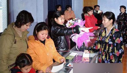 為了賺取外匯，朝鮮正積極吸引游客。萬(wàn)景臺(tái)少年宮是培養(yǎng)才華突出的學(xué)生的地方。這里的學(xué)生接連不斷地為參觀者演出，其中海外游客占到觀眾的一半。少年宮前的廣場(chǎng)上，旅游車(chē)排成長(zhǎng)隊(duì)。