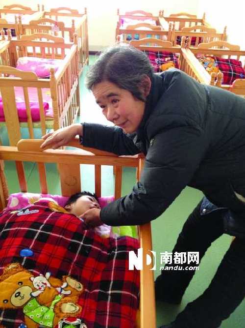   ●1月24日，周鳳桂到南陽市兒童福利院看望被領(lǐng)走的病殘兒。