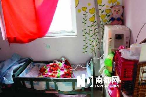  ●平頂山“愛之家”孤兒收養(yǎng)點，一名先天肺發(fā)育不良的男嬰正在吸氧。負責人朱智紅一直擔心這里