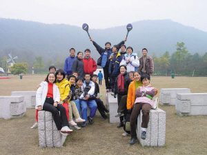 　　高一時(shí)，全班去太子灣公園玩。右二穿著黃色衣服的是張京。左上中間穿著黑衣服的女孩是也進(jìn)了外交部的趙婷，圍紅色格子圍巾的是胡躍波老師。圖片由胡躍波老師提供src=