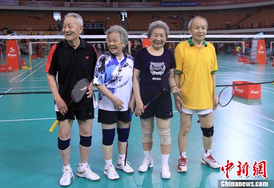 圖為本次邀請(qǐng)賽中年齡最大福建90歲高齡的應(yīng)漢榮老人在比賽中(著深色衣者)。中新社發(fā) 張暢 攝