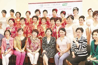 梁美芬見證了20多對結婚25年或以上的老夫老妻再披禮服。 香港文匯報記者鄭治祖 攝