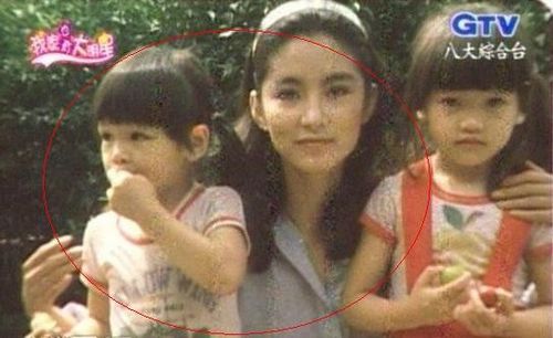 青霞手里抱著兩個小女孩，而左手邊那個4歲的小女孩就是徐若瑄。圖／翻攝網(wǎng)絡(luò)