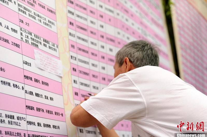 市場化，讓待婚青年的信息，在公開環(huán)境赤裸裸地被挑選、評判。目前，上海人民公園“生意紅火”，每周末的家長都超過500人。在杭州的萬松書院、黃龍洞公園相親會上，相親者也摩肩接踵。一位媽媽說，相親角里有一個潛在的市場價格。男的必須要有兩室一廳、最好位于市中心；不能和父母住在一起；房產名字必須是本人；工資每月8000元以上。只有具備了這些條件，才能到人民公園來找女朋友。
