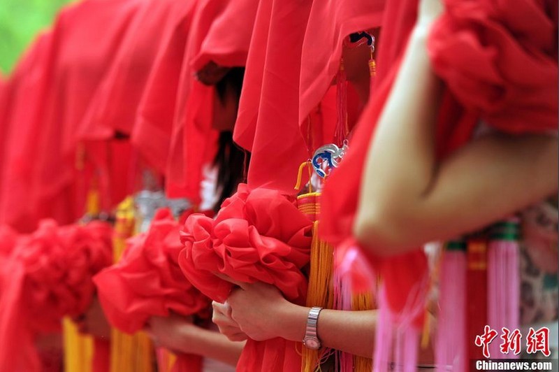 在相親角，情感被市場(chǎng)化和商業(yè)化的文化所滲透，導(dǎo)致了異化。愛(ài)、情、美被標(biāo)了價(jià)，人的價(jià)值被分割成若干內(nèi)容和等級(jí)，失去了人作為一個(gè)整體的意義。相親對(duì)象之間的明爭(zhēng)暗斗，一次次‘探底’的企圖和嘗試，也讓真正具有情感內(nèi)容的過(guò)程被舍棄了。