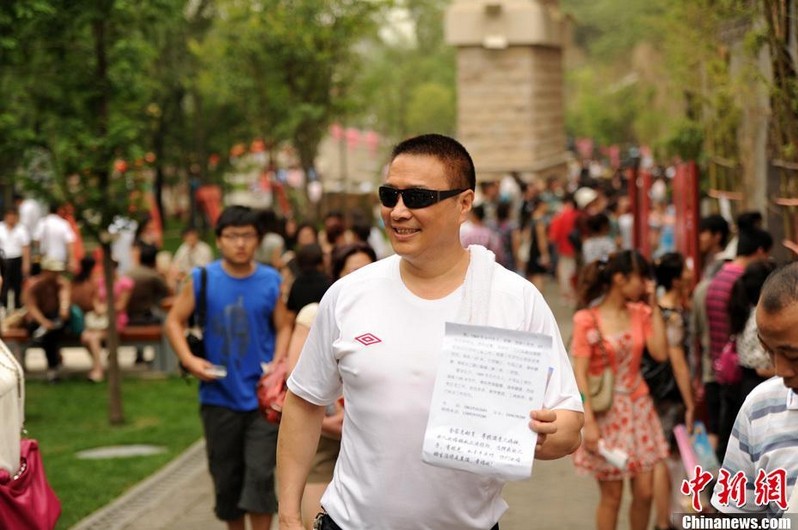 一位家長說：“到相親角來的，基本都是想打翻身仗！女孩自己掙5000塊的，想找1萬塊的；掙1萬塊的想找兩萬塊的；明明自己家里有房子，還要找個住在市中心的。男孩也想找比自己強(qiáng)的女孩，最好也有房子，省得以后離婚被揩油……”