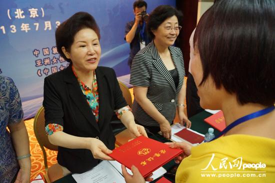 全國婦聯(lián)黨組副書記、副主席、書記處書記孟曉駟為獲獎?wù)哳C發(fā)榮譽證書