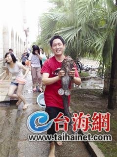 同學(xué)們，抓魚(yú)了 圖片來(lái)自網(wǎng)友微博