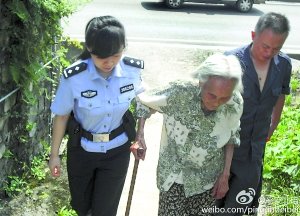 民警將吳婆婆送回家。 警方供圖