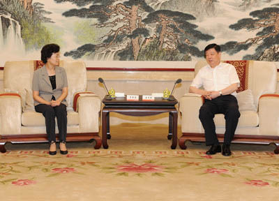8月5日，山東省委書(shū)記、省人大常委會(huì)主任姜異康，省委副書(shū)記、省長(zhǎng)郭樹(shù)清會(huì)見(jiàn) 國(guó)務(wù)院婦兒工委副主任、全國(guó)婦聯(lián)黨組書(shū)記、副主席、書(shū)記處第一書(shū)記宋秀巖一行。