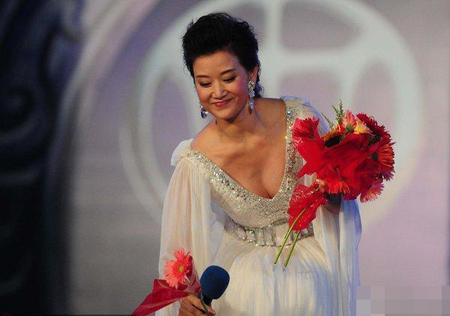 宋祖英貴氣亮相 盤(pán)點(diǎn)宋祖英從清純少女變高貴夫人