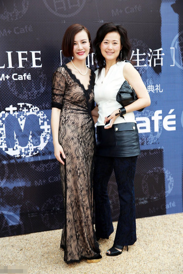 丁瑋為前貴州貪官閻建宏的兒媳婦，東窗事發(fā)時(shí)攜巨額遠(yuǎn)逃美國(guó)創(chuàng)立珠寶品牌歐致寶，與薛蠻子在美國(guó)相識(shí)，后嫁予薛蠻子，成為薛蠻子的第二任妻子。