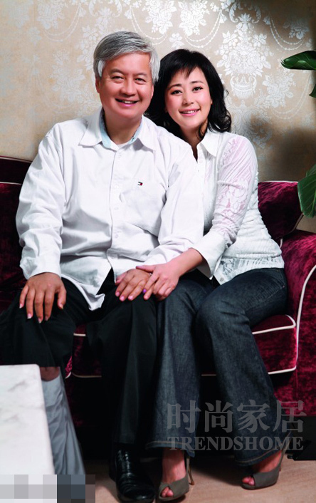 龍虎娛樂訊 丁瑋為前貴州貪官閻建宏的兒媳婦，東窗事發(fā)時攜巨額遠逃美國創(chuàng)立珠寶品牌歐致寶，與薛蠻子在美國相識，后嫁予薛蠻子，成為薛蠻子的第二任妻子。