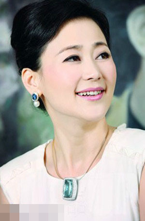 丁瑋為前貴州貪官閻建宏的兒媳婦，東窗事發(fā)時(shí)攜巨額遠(yuǎn)逃美國(guó)創(chuàng)立珠寶品牌歐致寶，與薛蠻子在美國(guó)相識(shí)，后嫁予薛蠻子，成為薛蠻子的第二任妻子。