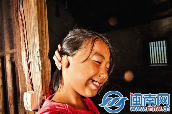 寶燕耳朵的缺陷，被同學(xué)笑過(guò)，但她在鏡頭前卻大方拉開(kāi)頭發(fā)