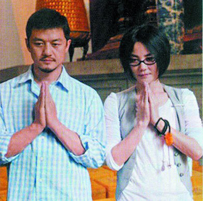 原標(biāo)題：李亞鵬首次離婚后公開亮相 稱“永遠相信愛情”