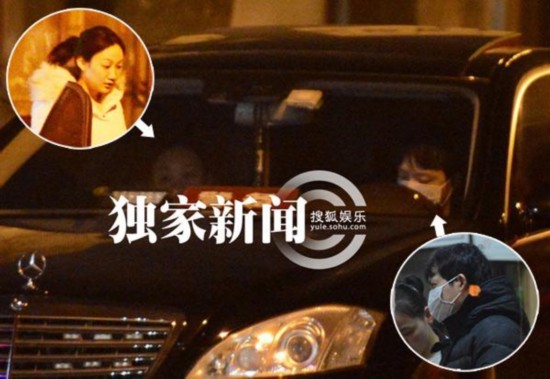 說到王力宏，不得不提李云迪。而李云迪的戀情也處在穩(wěn)定甜蜜狀態(tài)。李云迪與王力宏同天公布女友被傳為佳話，可歌可泣的是兩人的女友是校友，好神奇。李云迪宣稱女友田霏畢業(yè)于哥倫比亞大學，但網(wǎng)友發(fā)現(xiàn)田霏所在巴納德學院是三流學校。