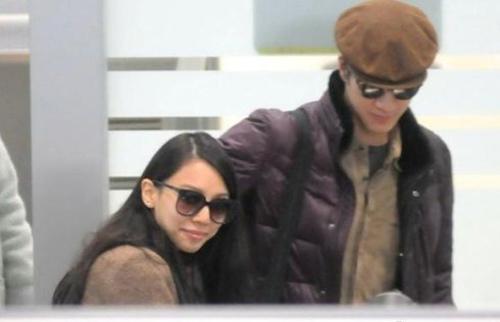 王力宏自從自曝結(jié)婚之后，真是與小嬌妻寸步不離，到哪都把老婆帶在身邊，“二嫂”李靚蕾也總是亦步亦趨，跟隨左右。