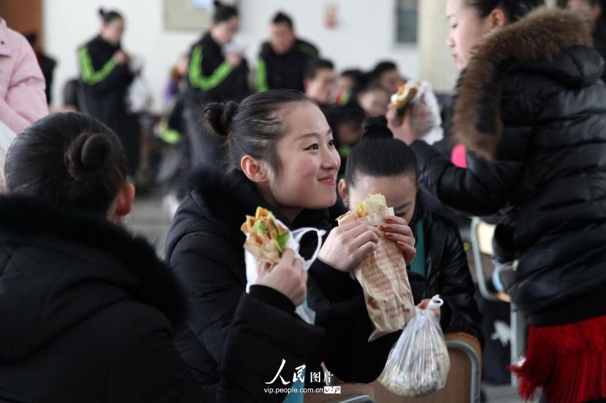 2014年2月17日，山東濱州，背著大包小包的藝考考生在濱州學(xué)院報(bào)名點(diǎn)候考。