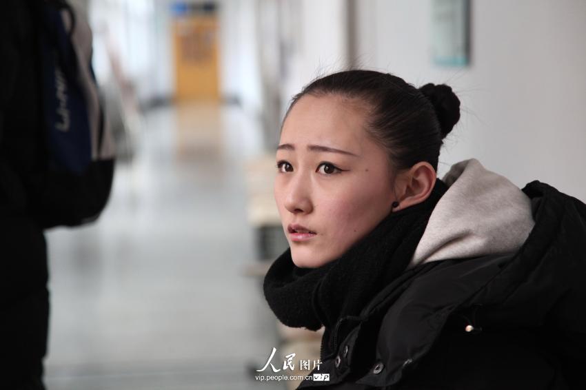 2014年2月17日，山東濱州，背著大包小包的藝考考生在濱州學(xué)院報(bào)名點(diǎn)候考。