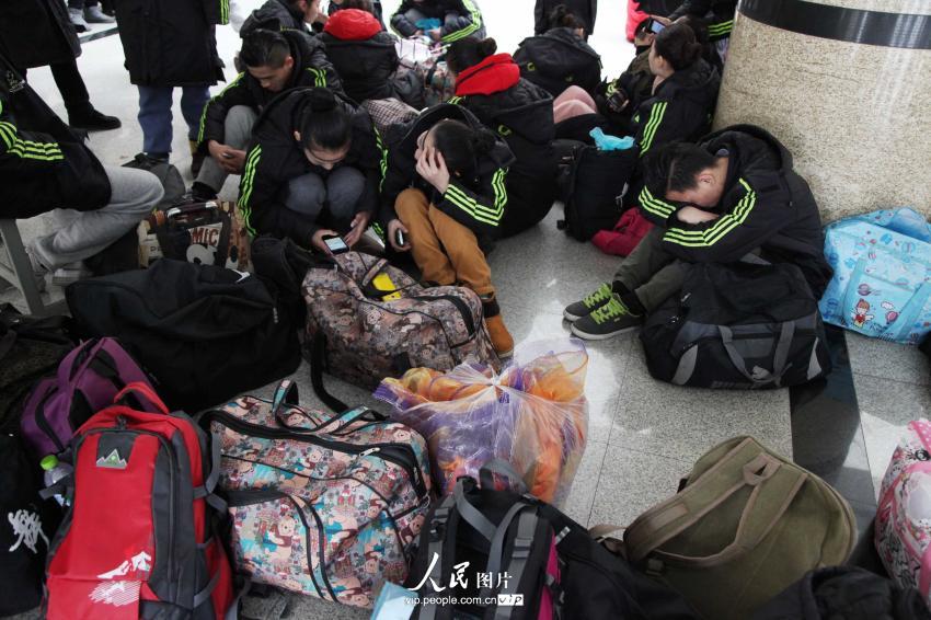 2014年2月17日，山東濱州，背著大包小包的藝考考生在濱州學(xué)院報(bào)名點(diǎn)候考。