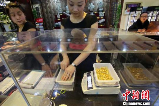 金店工作人員正在稱重?！堅啤z