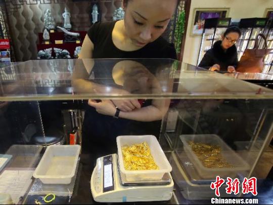 金店工作人員正在稱重。　張云　攝