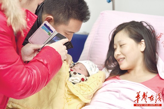 2月26日，雷超超順利生下一子，親人第一時間拍下合影，隨后她傳上微博與粉絲分享喜悅。記者唐俊攝