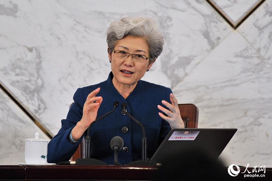 全國人大會議女發(fā)言人傅瑩。人民網(wǎng)記者 于凱 攝影