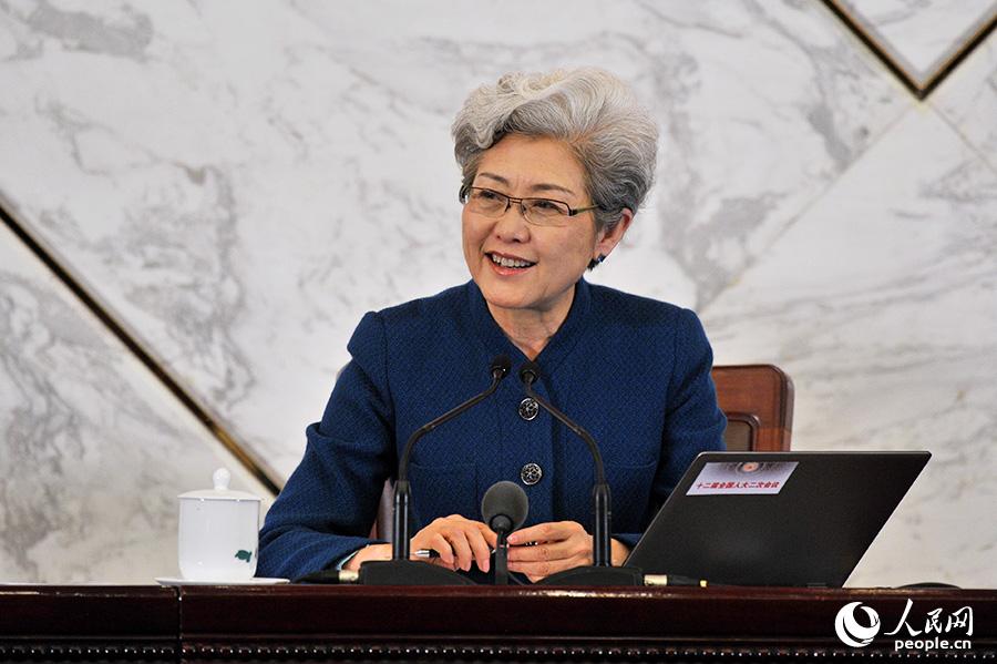 全國人大會議女發(fā)言人傅瑩。人民網(wǎng)記者 于凱 攝影