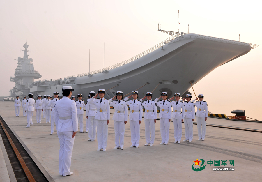 遼寧艦女艦員在進行隊列訓練。本網(wǎng)通訊員 張凱 攝