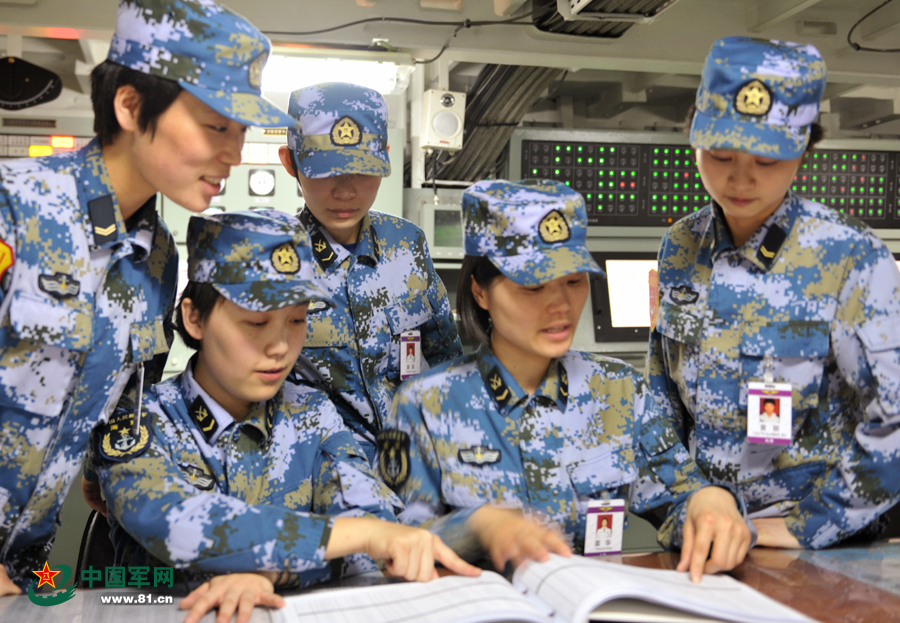 遼寧艦女艦員共同學(xué)習(xí)專業(yè)知識。本網(wǎng)通訊員 王松岐 攝