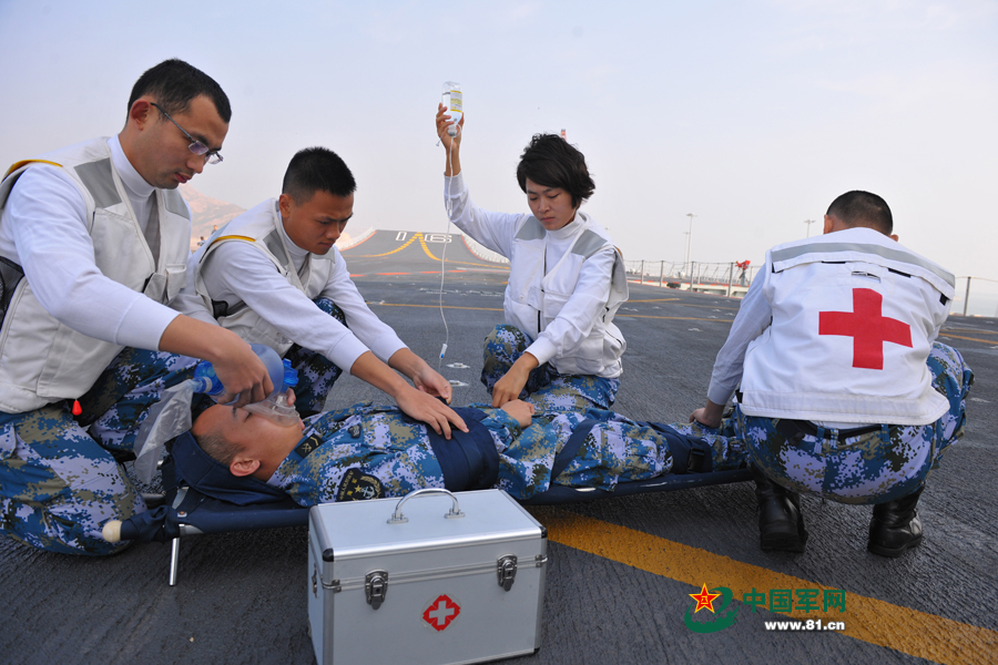 遼寧艦女艦員任穎琦參加戰(zhàn)傷救護(hù)演練。本網(wǎng)通訊員 張凱 攝