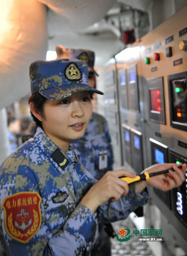 電工女艦員檢查設(shè)備。本網(wǎng)通訊員 王松岐 攝