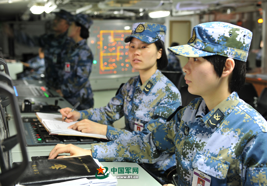 女艦員在機電集控室里值班。本網(wǎng)通訊員 王松岐 攝