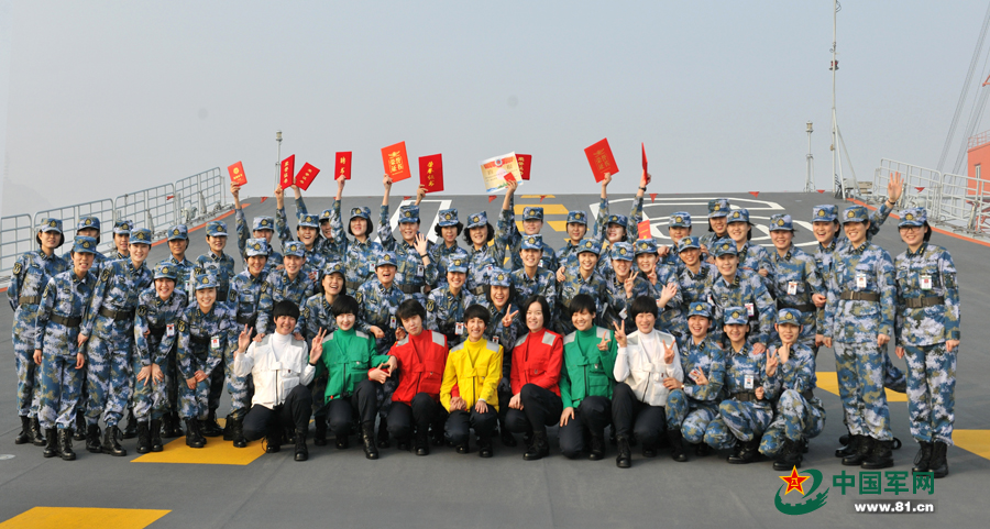 獲獎多多的三八紅旗手女艦員群體合影。本網(wǎng)通訊員 王松岐 攝
