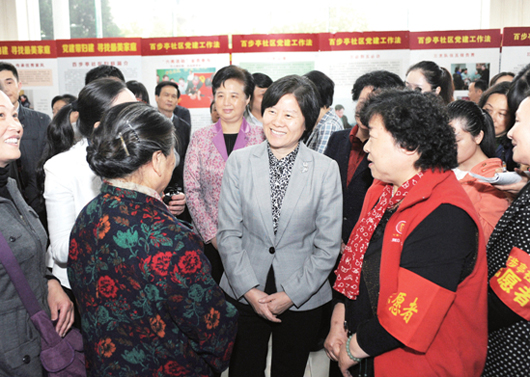 4月16日，沈躍躍在武漢市百步亭社區(qū)調(diào)研時，與社區(qū)志愿者親切交談。記者 楊睿 攝
