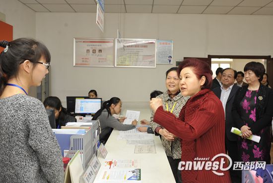 孟曉駟了解社區(qū)“婦女之家”工作的創(chuàng)建情況。