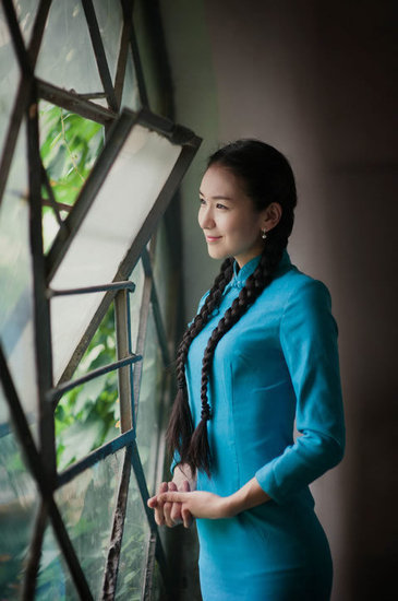 ?；ó厴I(yè)照顯民國范兒 復(fù)古長裙麻花辮(圖)